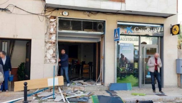 Grabisnin bankomatet duke i shkulur me kamion vinç  Prokuroria në Spanjë kërkon 55 vite burg për bandën e shqiptarëve