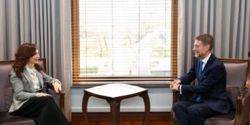 Spiropali i dorëzon detyrën Hoxhës, ministri i ri i Jashtëm: Vijojmë përparimin e proceseve integruese