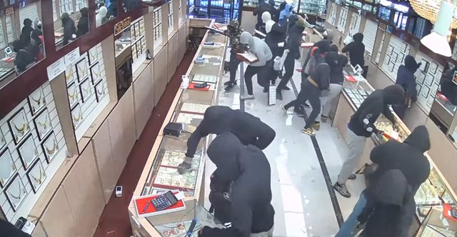 Vjedhja si në filma  rreth 20 hajdutë grabisin bizhuteri me vlerë mbi 1 4 milionë euro në pak sekonda