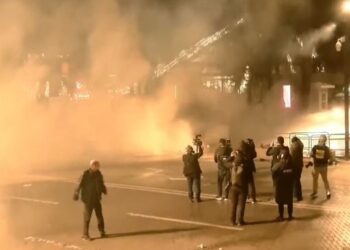 “Ndiqni flamujt”/ Tym dhe gaz lotsjellës para Kryeministrisë, marshimi zhvendoset drejt Bashkisë së Tiranës dhe ministrive