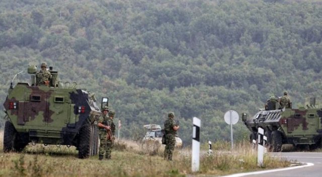 Helikopterë dhe parashutistë/ Ushtria e Serbisë zhvillon stërvitje të pazakontë pranë kufirit me Kosovën