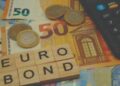 Euro zbret në minimum të ri historik, zhvlerësohet edhe dollari amerikan
