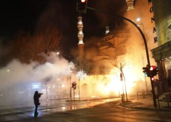 U arrestuan në protestën e opozitës, gjykata lë në “detyrim paraqitje” 15 protestuesit