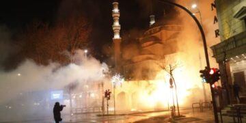 U arrestuan në protestën e opozitës, gjykata lë në “detyrim paraqitje” 15 protestuesit