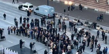 “Fati i keq tani që zgjati dita, në errësirë dukeshin më shumë”, Balla ironizon foltoren e Berishës para Kryeministrisë