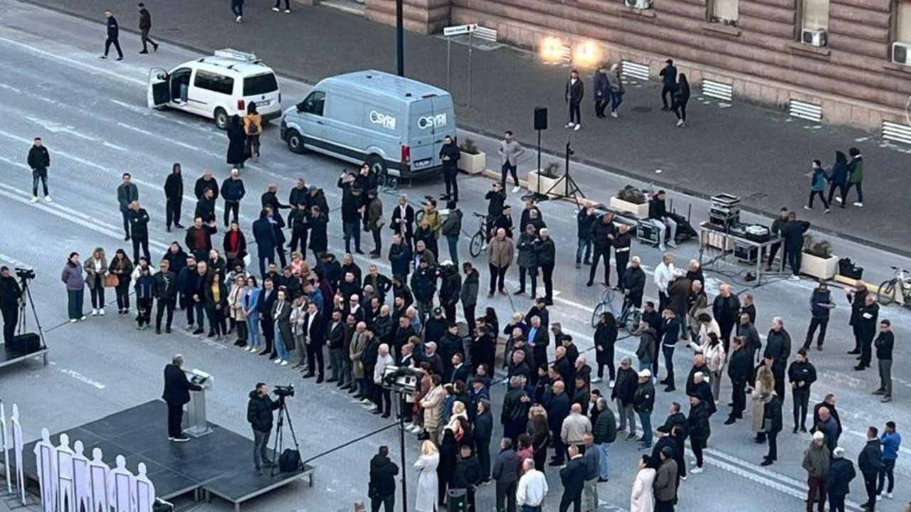  Fati i keq tani që zgjati dita  në errësirë dukeshin më shumë   Balla ironizon foltoren e Berishës para Kryeministrisë