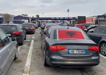 Festë në të dy anët e kufirit! Me flamuj kuqezi e të UÇK-së, tifozët nga Shqipëria nisen drejt Prishtinës