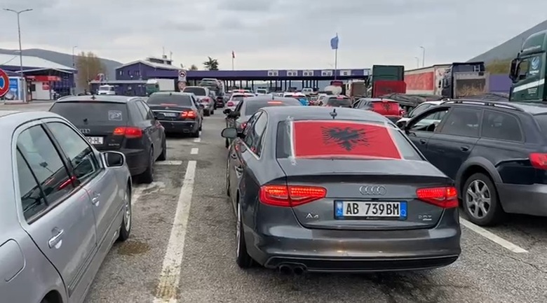 Festë në të dy anët e kufirit  Me flamuj kuqezi e të UÇK së  tifozët nga Shqipëria nisen drejt Prishtinës