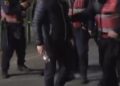 VIDEO/ Xhelal Mziu shkel flamurin shqiptar gjatë protestës, Policia ndërhyn dhe e merr nga toka