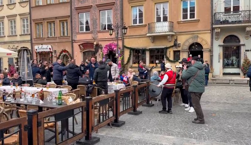 VIDEO  Atmosferë elektrizuese në Poloni  tifozët kuqezi  ndezin  Varshavën