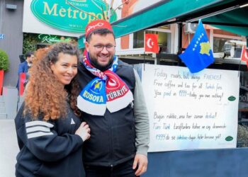 “Keni paguar në 1999”, një lokal në Prishtinë ofron kafe dhe çaj falas për tifozët turq (FOTO)