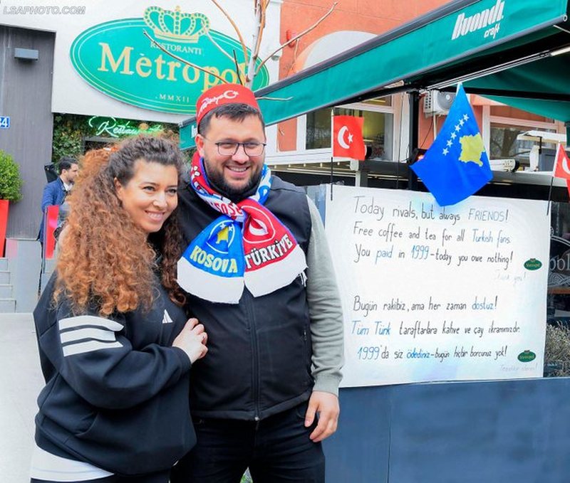  Keni paguar në 1999   një lokal në Prishtinë ofron kafe dhe çaj falas për tifozët turq  FOTO 