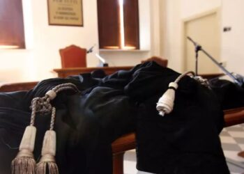 “Nëse nuk më jep paratë, do të të rrah”/ Kërcënoi për muaj me radhë një 14-vjecar, në pranga i riu shqiptar në Itali