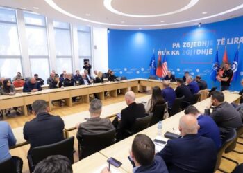 Tensione në PD pas përjashtimeve: Dy krerët e degëve lokale futen në selinë e PD-së dhe përplasen me Flamur Nokën