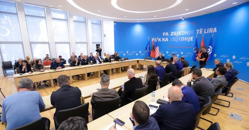 Tensione në PD pas përjashtimeve  Dy krerët e degëve lokale futen në selinë e PD së dhe përplasen me Flamur Nokën