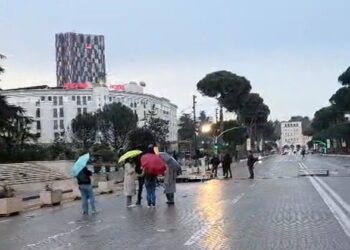 “Nuk u paraqit asnjë qytetar”, dështon protesta kundër rritjes së çmimit të naftës në vend para Kryeministrisë