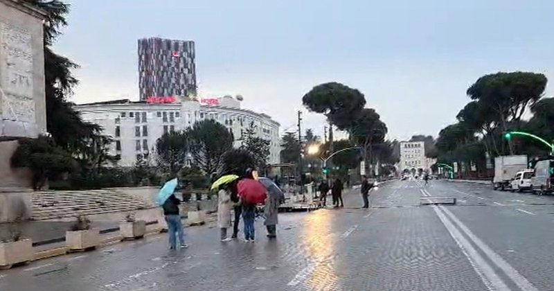  Nuk u paraqit asnjë qytetar   dështon protesta kundër rritjes së çmimit të naftës në vend para Kryeministrisë