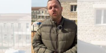 Plagosja me thikë e gjimnazistit në Delvinë, deputeti Ardit Bido: Fëmijët nuk janë material për politikë