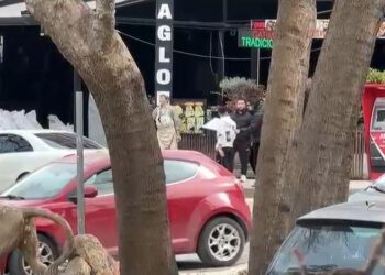 Sherr mes disa të rinjve në Vlorë, konflikti përshkallëzohet në përplasje fizike (VIDEO)