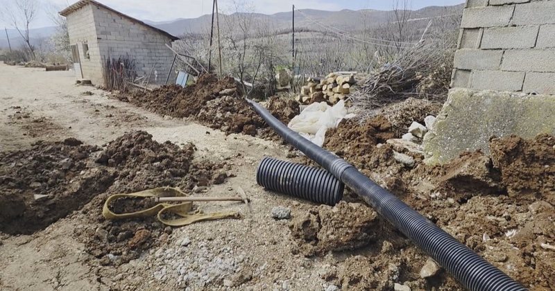 Peshqit braktisin bregun  Lini turistik i derdh ujërat e zeza në Liqenin e Ohrit