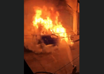 Digjen dy automjete pas mesnate, dyshohet zjarrvënie e qëllimshme