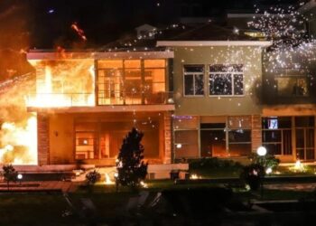 Gjykata liron 4 protestuesit e Berishës, që i vunë zjarrin Vilës 31 dhe dhunuan policët