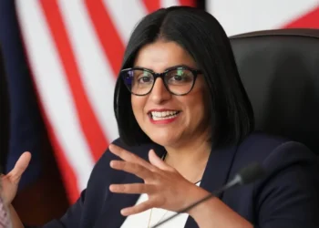 Oferta “tunduese” e ministres britanike për t’i larguar emigrantët nga Mbretëria e Bashkuar