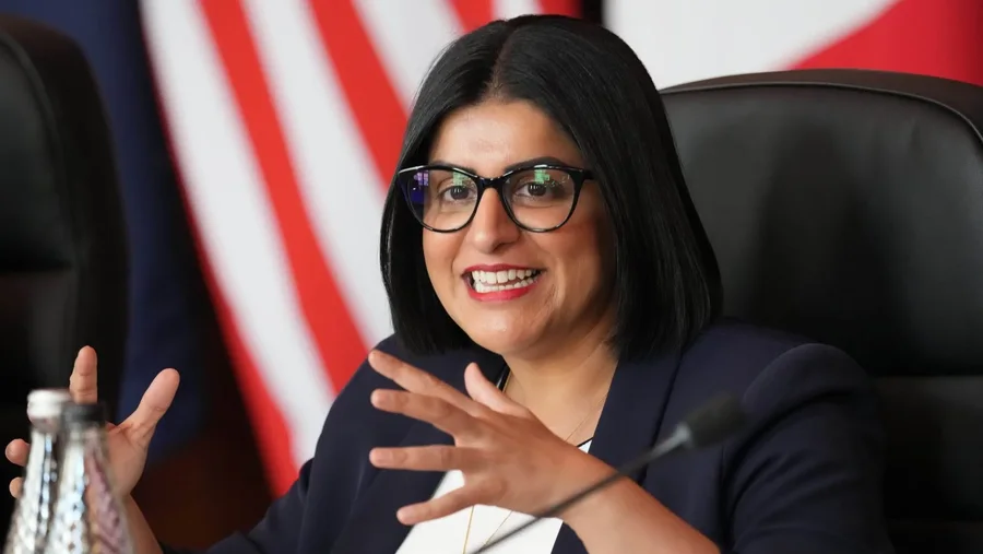 Oferta  tunduese  e ministres britanike për t i larguar emigrantët nga Mbretëria e Bashkuar