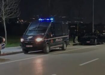 Policia blindon Vlorën, kontrolle të befasishme në automjete e persona të dyshimtë