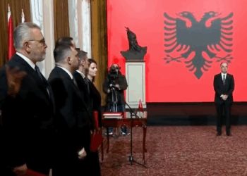 Nis ceremonia e betimit të 7 ministrave të rinj te Presidenti Begaj