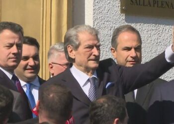 Berisha në dyert e Parlamentit: Qytetarët kërkojnë sot dorëheqjen e Ramës