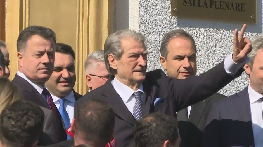 Berisha në dyert e Parlamentit  Qytetarët kërkojnë sot dorëheqjen e Ramës