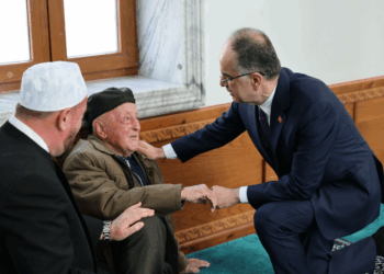 Begaj uron Fitër Bajramin nga xhamia e Golemit, mesazh për besimtarët myslimanë