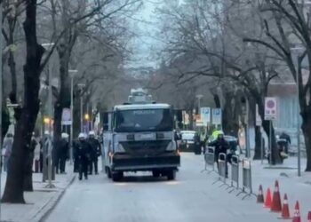 Protesta e opozitës, policia vendos autobot me ujë pranë vilës 31 për parandalimin e incidenteve të mundshme