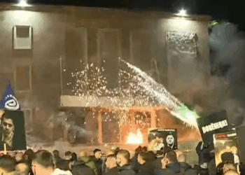 VIDEO/ Hidhen molotovë e fishekzjarrë në drejtim të Kryeministrisë, policia i shpërndan protestuesit me ujë e gaz lotsjellës