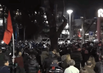 Protestuesit marshojnë drejt Parlamentit, vijojnë tensionet në Tiranë