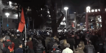 Protestuesit marshojnë drejt Parlamentit, vijojnë tensionet në Tiranë