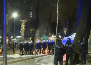 Përshkallëzohen tensionet mes policisë dhe protestuesve, sulme me molotov dhe gaz lotsjellës para AKSHI-t