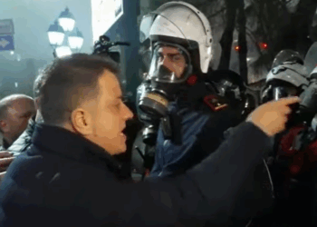 Noka përplaset me policinë, thyen kordonin e sigurisë pranë Piramidës: Keni goditur Berishën, do ta paguani!