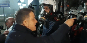 Noka përplaset me policinë, thyen kordonin e sigurisë pranë Piramidës: Keni goditur Berishën, do ta paguani!