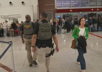 Krijohen radhë të gjata, Trump dërgon “ushtrinë” kundër emigracionit në aeroporte