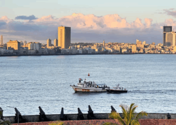 Bllokada e naftës nga SHBA thellon krizën energjetike në ishull, flotilja e ndihmës mjekësore arrin në Kubë