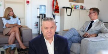 KLP vesh minifund/ Kur shefja e institucionit acaron ish-deputetin: Pse si në disko Bogdani?!