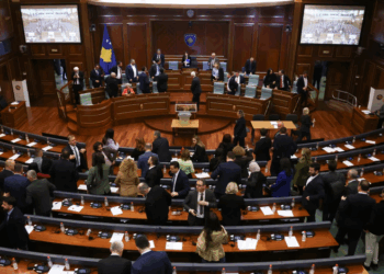 Vendimi i ‘Kushtetueses’ në Kosovë: Avantazhe për disa, zgjidhje për askënd
