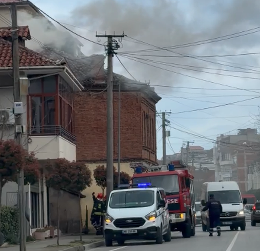 Përfshihet nga zjarri banesa në Pogradec