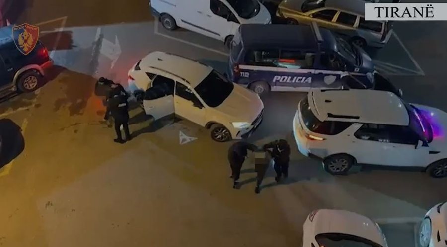 Me armë në makinë për shitje  arrestohet 40 vjeçari në Tiranë  pranga edhe pasagjerit