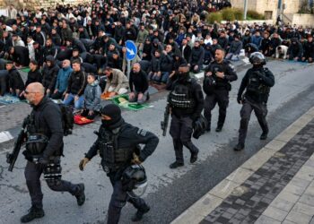 Izraeli ndërpret faljen e Fiter Bajramit në Al-Aksa, shpërndan besimtarët me gaz lotsjellës