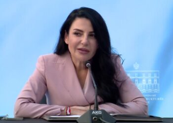 VIDEO / E emocionuar dhe e përlotur, Balluku i jep porosinë e fundit stafit: Mbani mend diçka…
