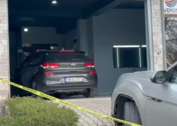 Plagosën pronarin e servisit se nuk i pëlqeu ngjyra e makinës, arrestohen autorët