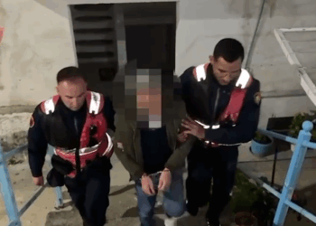 Hyri i armatosur në banesën e fqinjëve dhe i kanosi, arrestohet 62-vjeçari në Sarandë